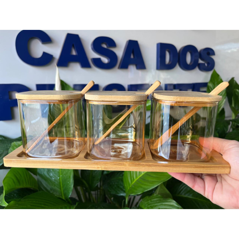 Kit com 3 potes de vidro âmbar com tampa, colher e bandeja em bambú