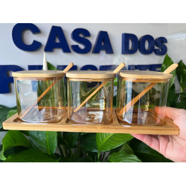 Kit com 3 potes de vidro âmbar com tampa, colher e bandeja em bambú